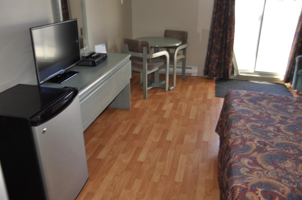 Motel Les Pignons Verts Buckingham Δωμάτιο φωτογραφία