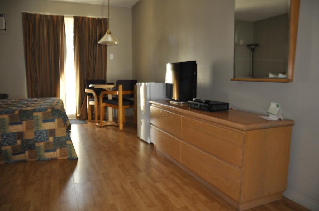 Motel Les Pignons Verts Buckingham Δωμάτιο φωτογραφία