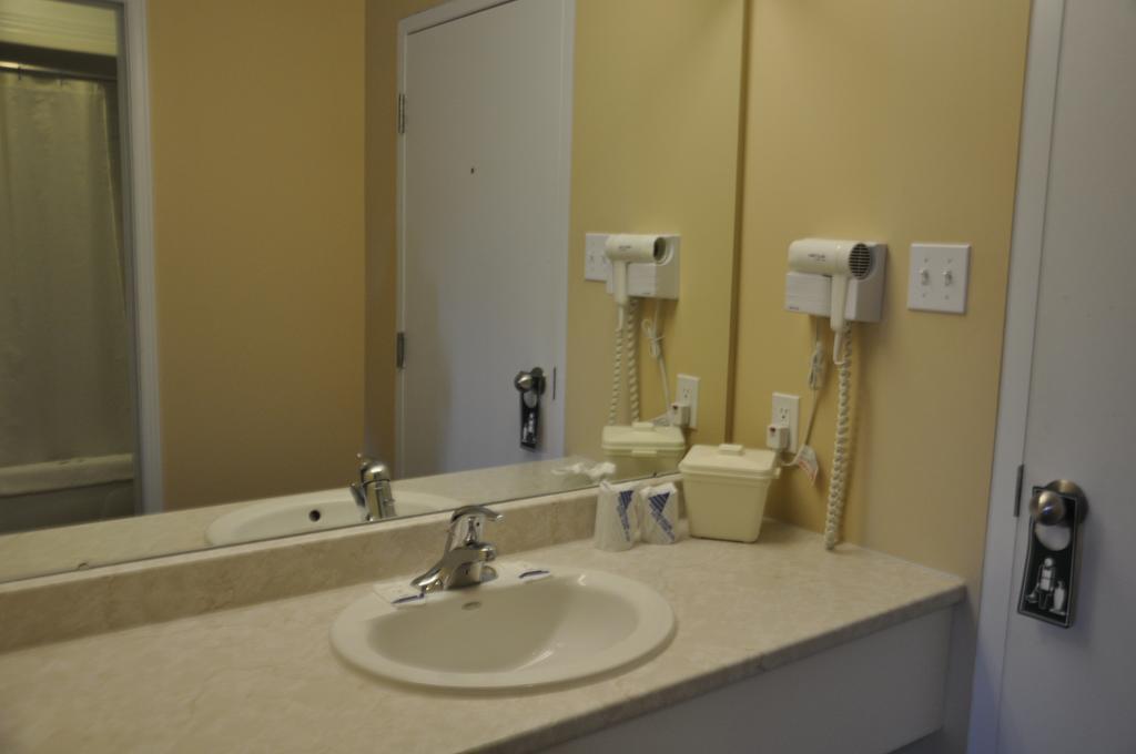 Motel Les Pignons Verts Buckingham Δωμάτιο φωτογραφία