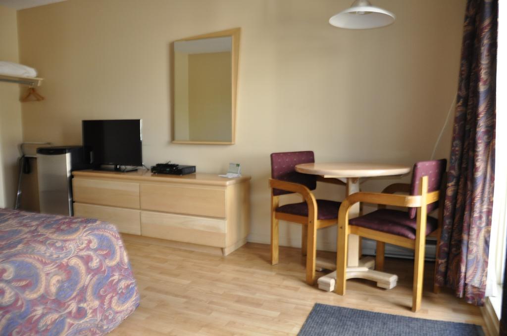 Motel Les Pignons Verts Buckingham Δωμάτιο φωτογραφία