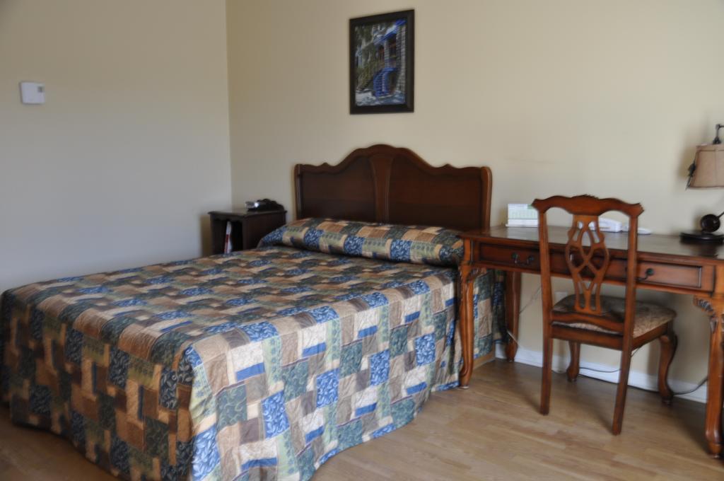 Motel Les Pignons Verts Buckingham Δωμάτιο φωτογραφία